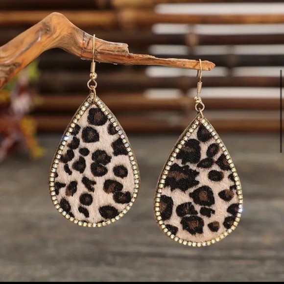 New Teardrop leopard With Shiny Rhinestones Earrings - Picture 1 of 4